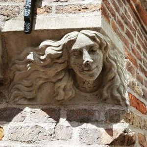 Vrouwenhoofd op de Hoek van de Muurhuizen Amersfoort foto