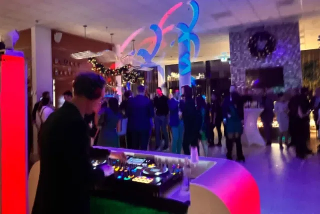 DJ HeyFrankie draait op feest