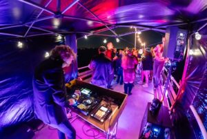 DJ HeyFrankie draait op partyboot in het Spaarne