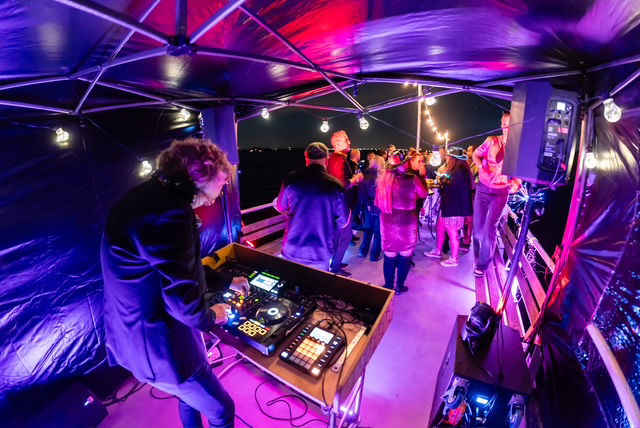 DJ HeyFrankie draait op partyboot in het Spaarne