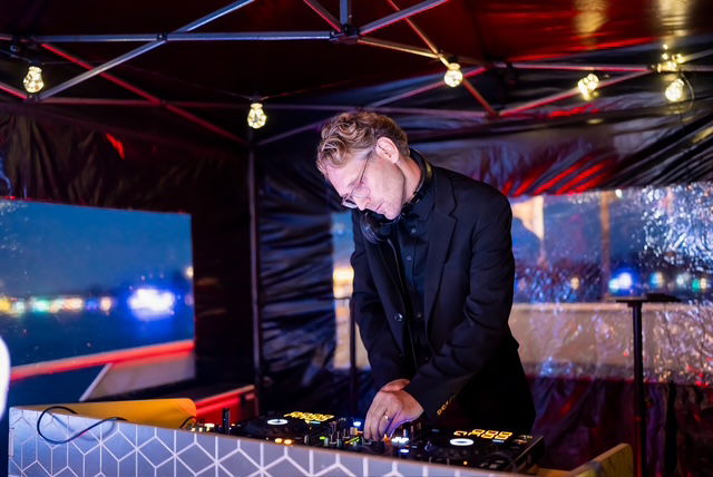 DJ HeyFrankie tijdens zakelijke netwerkborrel met lounge muziek