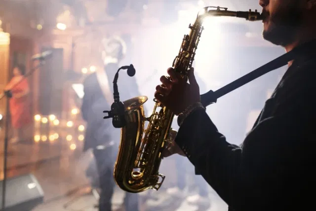Saxofonist op een evenement