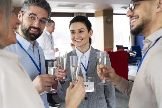 Gasten netwerken bij bedrijfsborrel met lounge muziek