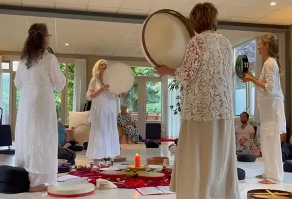 Frame drumming Ritme Ajub op Tars, Lotus~Tambourines en met Sistrums