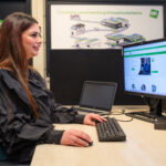 Zeynep aan het werk op de computer