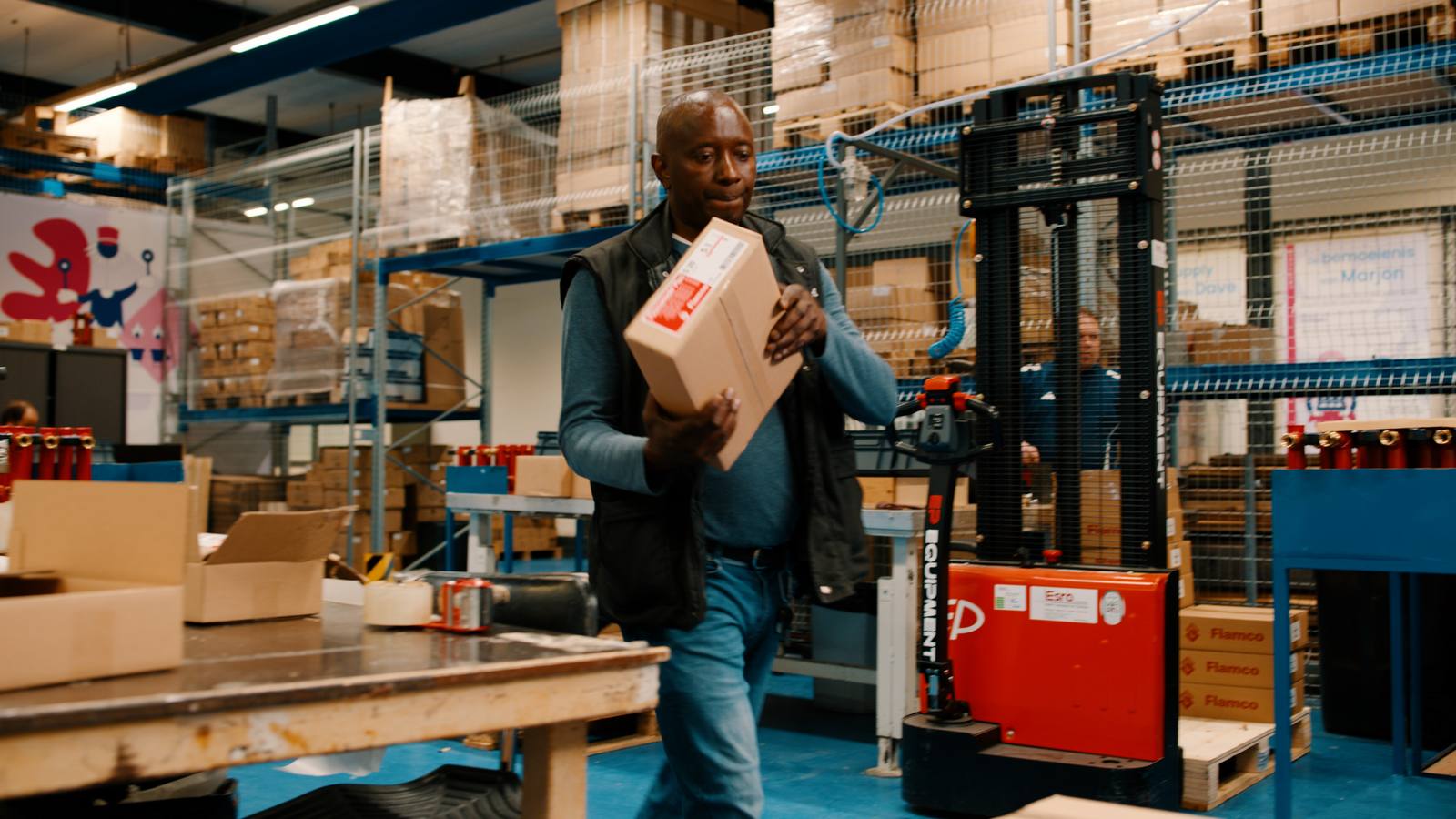 Medewerker van KonnecteD aan het werk in het magazijn