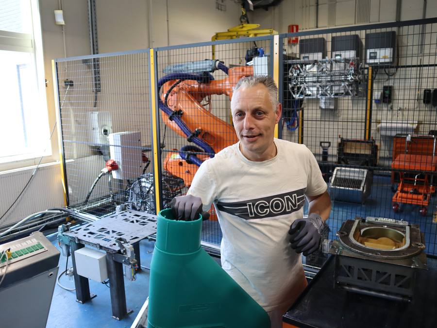 Dennis bij Robotmoulding