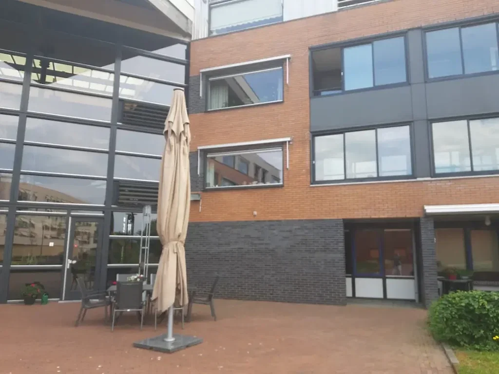 Wanneer moet een kamer in een verzorgingshuis leeg zijn na overlijden?