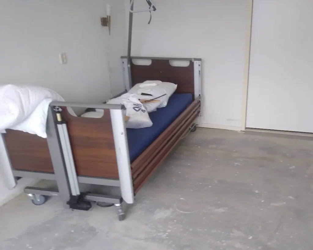 Kamer in een verzorgingshuis in Assen leegruimen