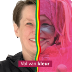 dubbelportret van vrouw 'gewoon' en met carnavalsoutfit, vol van kleur