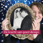 VROUW MET OUDE TROUWFOTO VAN OUDERS