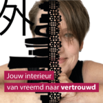 vrouw voelt zicht goed in haar eigen land en in het buitenland doordat ze een thuis heeft gecreeerd