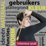 Vrouw krabt op haar rug omdat ze last heeft van interieurjeuk. Ze weet niet hoe ze haar probleem moet aanpakken.
