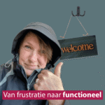 vrouw met regenjas die binnekomt en maar 1 garderobehaakje ziet