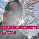vrouw met zonnebril omringd door zonnestralen