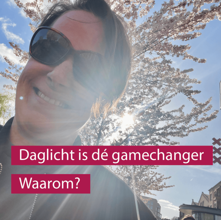 vrouw met zonnebril omringd door zonnestralen