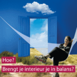 vrouw in hangmat zit te luieren in relaxte droomwereld