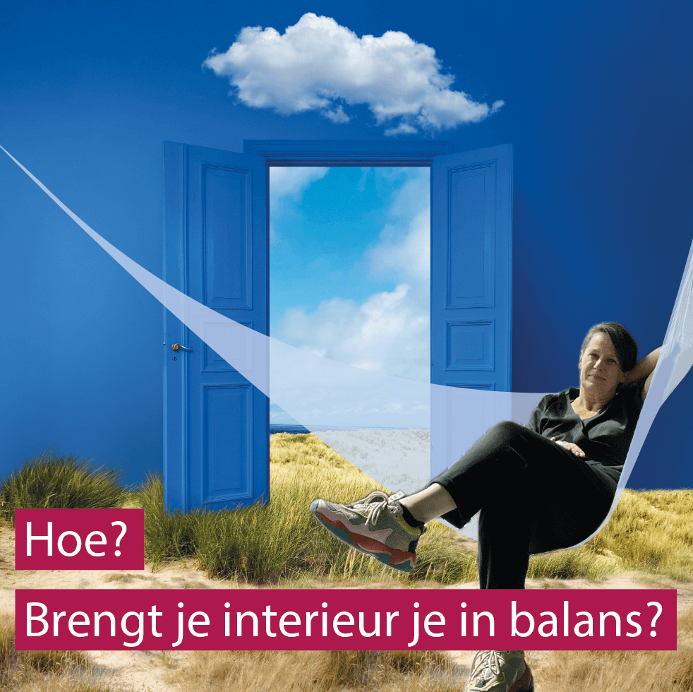 vrouw in hangmat zit te luieren in relaxte droomwereld