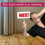 vrouw ligt op de grond op een lelijk kunsttof tapijt met houtprint