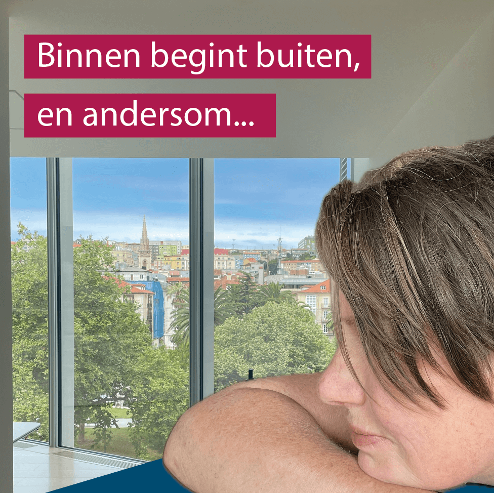 vrouw tuurt naar buiten naar het mooie uitzicht