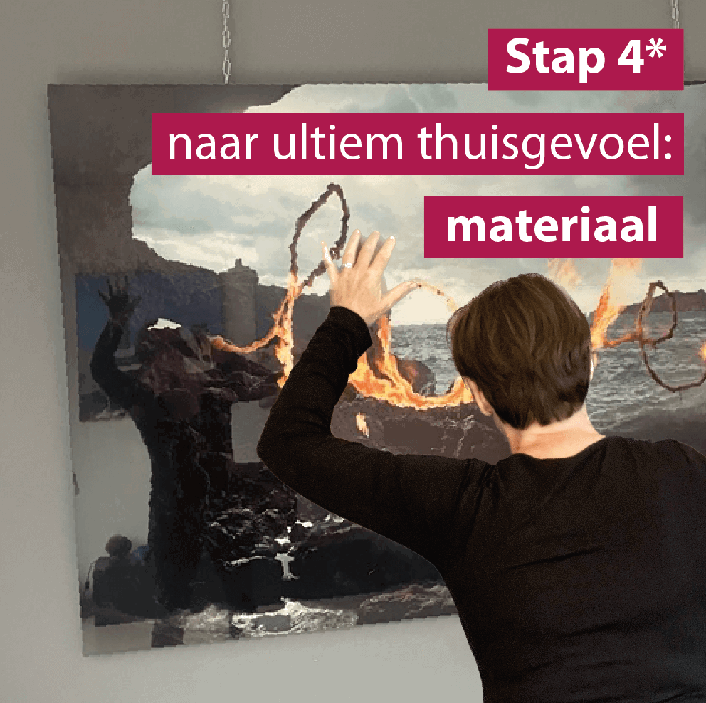 vrouw ziet zichzelf weerspiegeld in het glas waarachter een kunstwerk hangt