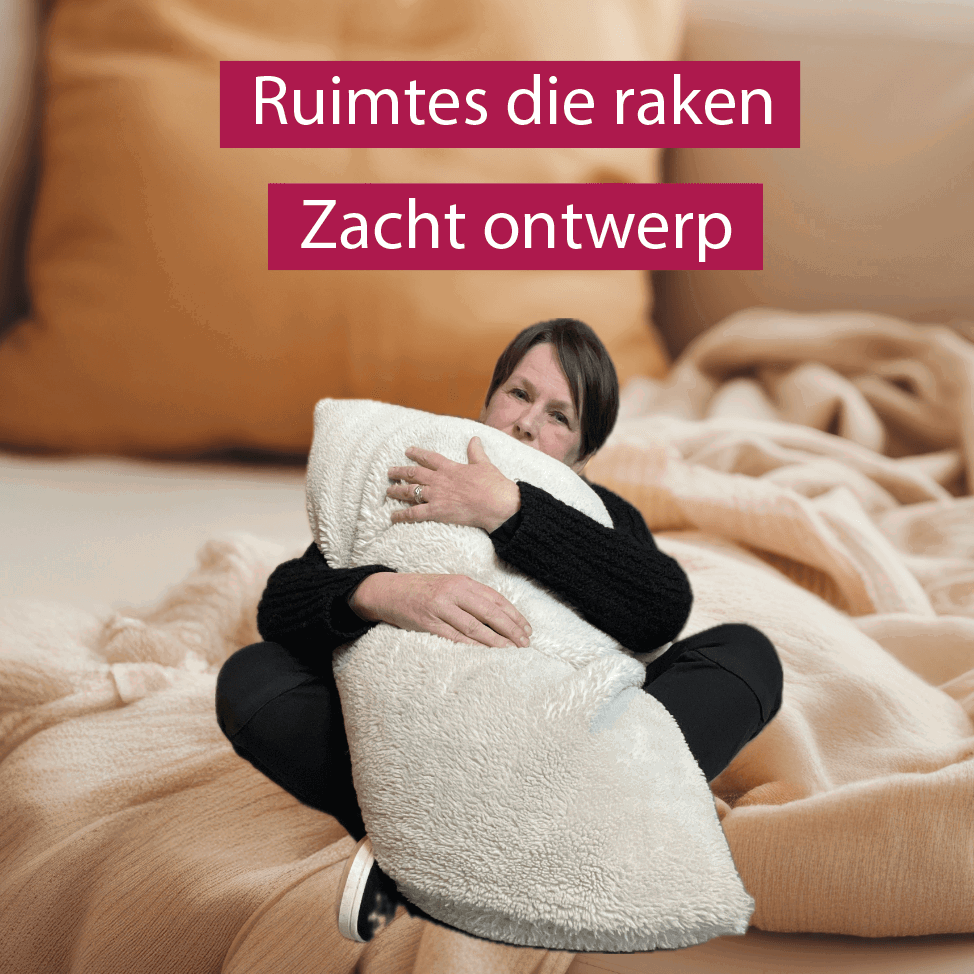 persoon opgekruld tussen zachte kussens