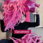 vrouw gooit al haar roze verkleedspullen vrolijk de lucht in