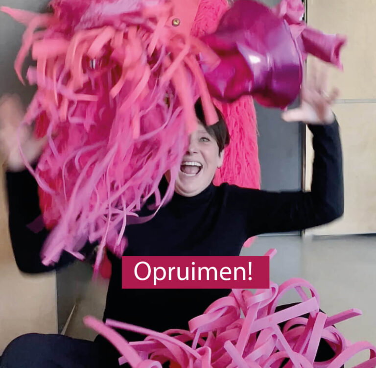 vrouw gooit al haar roze verkleedspullen vrolijk de lucht in