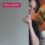 vrouw gluurt om het hoekje. In de achtergrond een gezellige warme kamer met plant