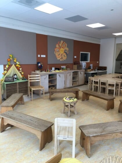 Een klaslokaal van de Vrije school met meubels met de typische afgeronde hoeken